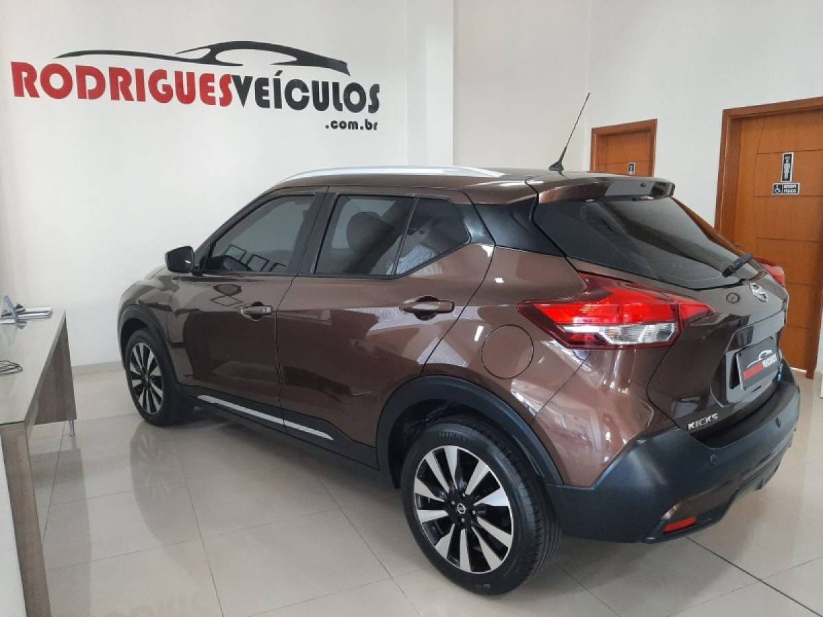 NISSAN - KICKS - 2017/2018 - Marrom - R$ 79.900,00