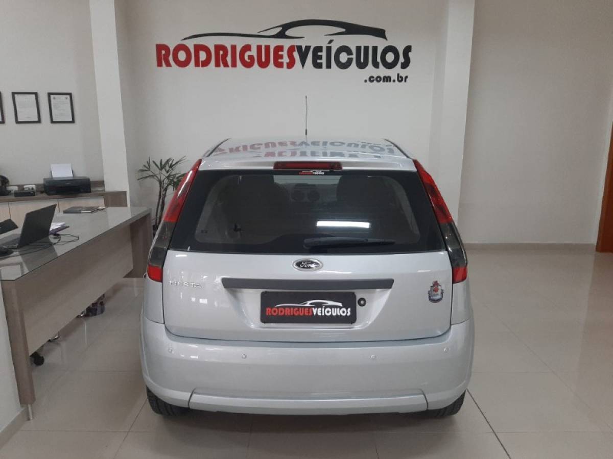 FORD - FIESTA - 2013/2014 - Prata - R$ 33.900,00