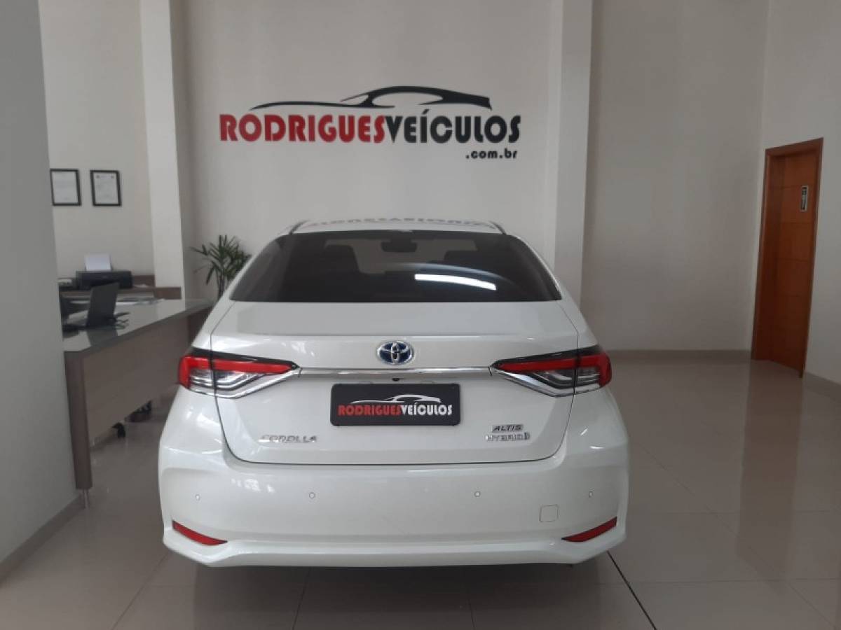 TOYOTA - COROLLA - 2020/2021 - Branca - R$ 134.900,00