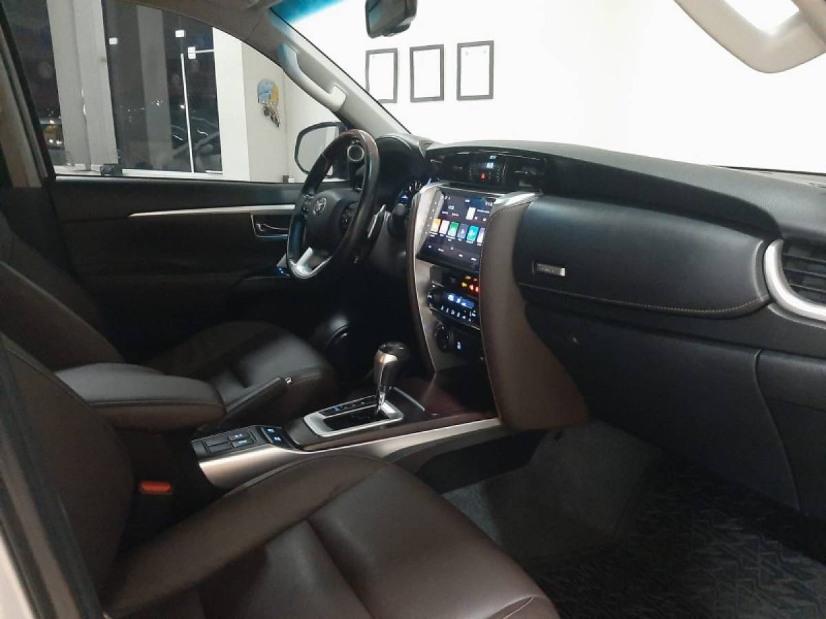 TOYOTA - HILUX SW4 - 2018/2018 - Prata - R$ 229.000,00