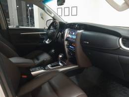 TOYOTA - HILUX SW4 - 2018/2018 - Prata - R$ 229.000,00