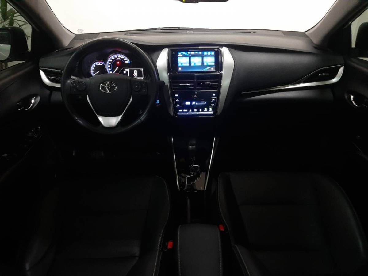 TOYOTA - YARIS - 2018/2019 - Branca - R$ 82.900,00
