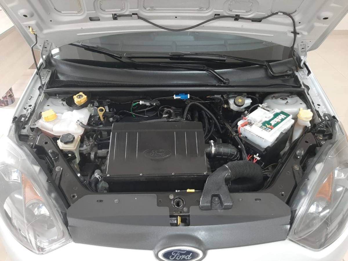 FORD - FIESTA - 2013/2014 - Prata - R$ 33.900,00