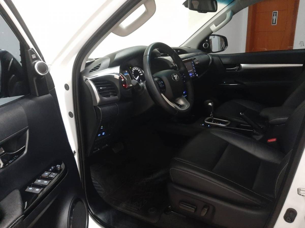TOYOTA - HILUX - 2022/2022 - Branca - R$ 259.000,00