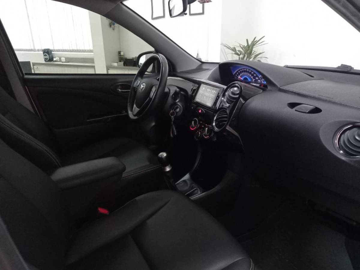 TOYOTA - ETIOS CROSS - 2015/2016 - Prata - R$ 54.900,00