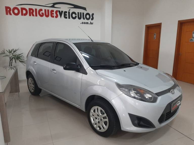 FORD - FIESTA - 2013/2014 - Prata - R$ 33.900,00