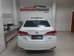 TOYOTA - YARIS - 2018/2019 - Branca - R$ 82.900,00