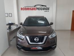 NISSAN - KICKS - 2017/2018 - Marrom - R$ 79.900,00