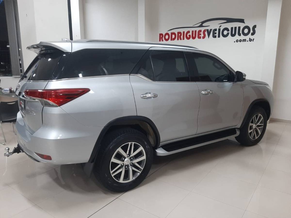 TOYOTA - HILUX SW4 - 2018/2018 - Prata - R$ 229.000,00