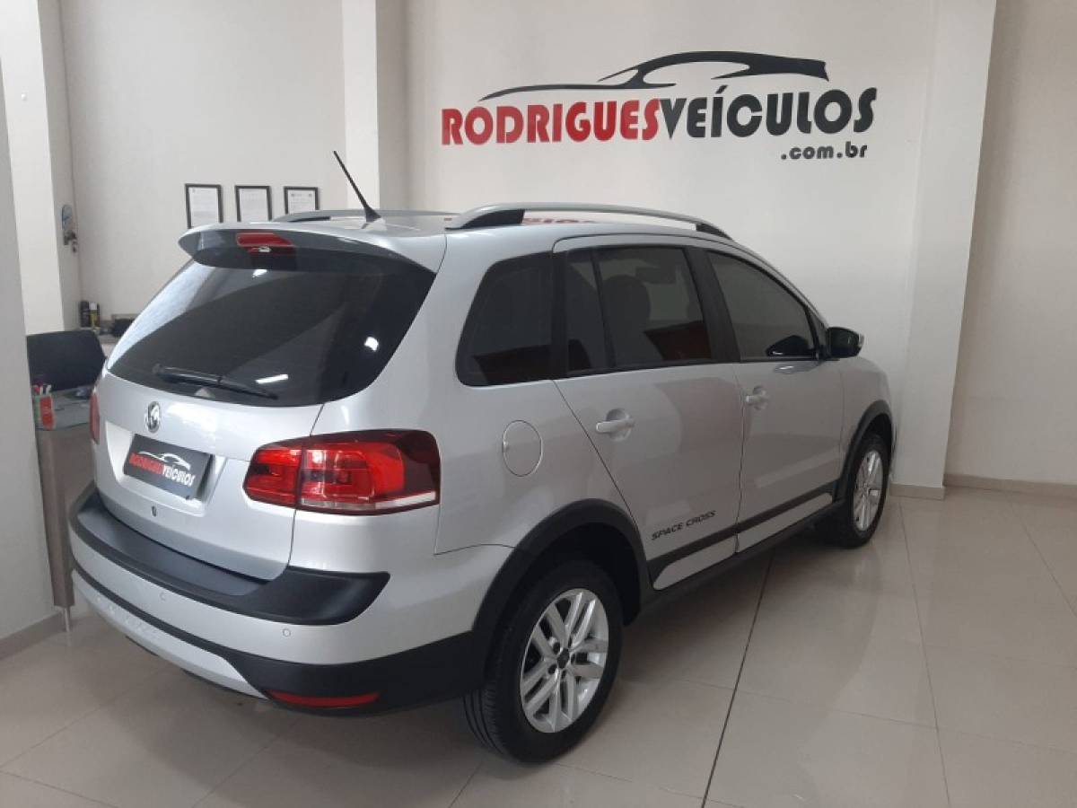 VOLKSWAGEN - SPACE CROSS - 2015/2015 - Prata - R$ 64.900,00