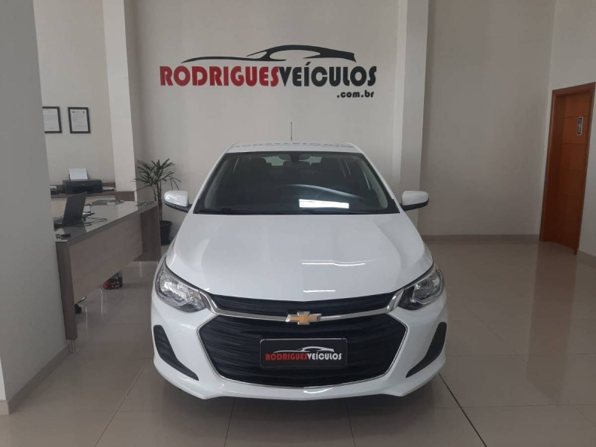 CHEVROLET - ONIX - 2022/2023 - Branca - R$ 88.900,00