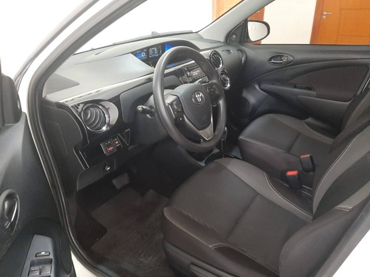 TOYOTA - ETIOS - 2016/2017 - Branca - R$ 59.900,00