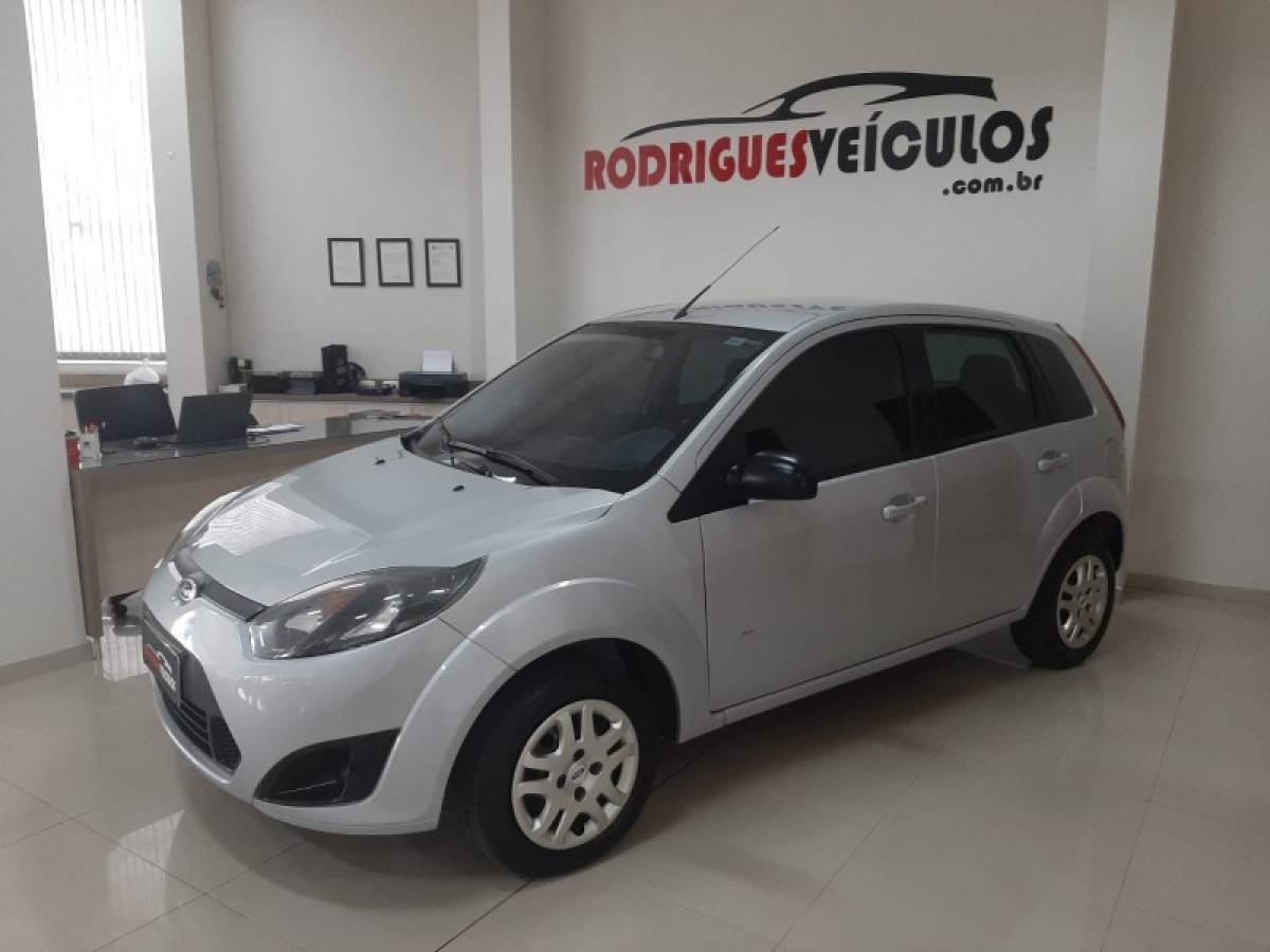 FORD - FIESTA - 2013/2014 - Prata - R$ 33.900,00