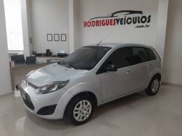 FORD - FIESTA - 2013/2014 - Prata - R$ 33.900,00